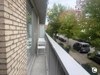 <h3><span>Instapklaar 2-slaapkamerappartement met terras</span></h3><p><span>Instapklaar </span><span>2-slaapkamerappartement op de eerste verdieping</span><span> van een kleinschalig gebouw, voorzien van een aangenaam terras.</span></p><p><span>Het appartement is gelegen in een </span><span>rustige straat</span><span>, op korte afstand van diverse buurtwinkels. Dankzij de vlotte verbindingen zijn </span><span>Antwerpen, Brussel en Mechelen</span><span> gemakkelijk bereikbaar.</span></p><p><span>Indeling:</span></p><ul><li><span>Ruime en lichtrijke living</span></li><li><span>Volledig geïnstalleerde open keuken met toestellen</span></li><li><span>Terras</span></li><li><span>Badkamer met ligbad, lavabomeubel en aansluiting voor een wasmachine</span></li><li><span>2 slaapkamers</span></li><li><span>Apart toilet</span></li></ul><p><span>De </span><span>gemeenschappelijke kosten bedragen 60 per maand</span><span>, inclusief het onderhoud van het gebouw en het water.</span></p>