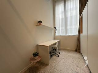 <p><span>** Alleen voor studenten</span></p><p><span> </span></p><p><span>Ben je nog op zoek naar een comfortabele en centraal gelegen studentenkamer met mezzanine dit academiejaar? Dan is deze lichtrijke en moderne studio in residentie YOU, gelegen in de Bogaardenstraat 9, de ideale keuze. De studio ligt op een toplocatie in het hart van Leuven, op wandelafstand van de campussen, het station en het bruisende stadsleven.</span></p><p><span>Deze kamer beschikt over een private badkamer met douche, wastafel en toilet. Voor het koken wordt gebruikt gemaakt van een gemeenschappelijke keuken.</span></p><p><span>De kamer bevindt zich op de gelijkvloerse verdieping, heeft een oppervlakte van 31 m² en biedt alle ruimte en comfort die je als student nodig hebt.</span></p><p><span>De huurprijs bedraagt €750/maand, exclusief een provisie van €50/maand voor nutsvoorzieningen (water, elektriciteit, verwarming, internet).</span></p><p><span>Residentie YOU in de Bogaardenstraat is een moderne studentenresidentie voorzien van hedendaagse faciliteiten zoals een afsluitbare fietsenstalling, afvallokaal, en groene binnenruimtes voor ontspanning en ontmoeting. Dankzij de ligging nabij de Bondgenotenlaan en de KU Leuven-campus, ben je altijd dicht bij alles wat telt in het studentenleven van Leuven.</span></p><p><span>De bereikbaarheid is uitstekend: bushaltes, het treinstation en winkels liggen op wandelafstand.</span></p><p><span>Interesse? Contacteer ons snel via student@immolivit.be! </span></p><p><span> </span></p>