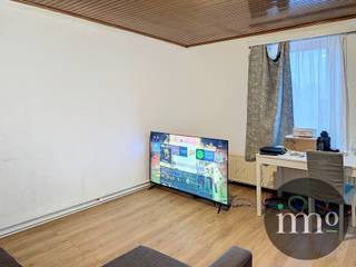 <p>IMMO STORE presenteert dit duplexappartement op de tweede verdieping van een kleinschalig gebouw, gelegen langs de as Brussel–Ninove, recht tegenover Colruyt Dilbeek en op wandelafstand van tal van voorzieningen. Het appartement omvat een gezellige woonkamer, een half ingerichte keuken, een badkamer met ligbad en toilet en drie slaapkamers. Ideaal voor een doorsnee gezin! Mis deze nieuwe niet te missen IMMO STORE kans niet, en plan vandaag nog een bezoek! Bel ons op 02/203.03.03 of stuur een mail naar info@immo-store.be!</p>