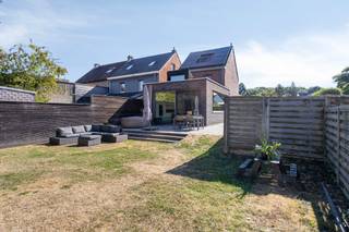 <p>Aan de Waversebaan in Oud-Heverlee vind je deze verzorgde gezinswoning, mooi ingeplant op een perceel van 321 m² in een groene, beboste omgeving. De woning uit 1935 onderging in 2013 een grondige renovatie, waarbij het pand volledig werd gestript en heropgebouwd tot een instapklare thuis. Wie hier binnenstapt, voelt meteen de balans tussen karakter en comfort, en de landelijke rust die toch dicht bij alles ligt. De woning telt twee verdiepingen en biedt een bewoonbare oppervlakte van 161 m². Gelijkvloers vormen de leefruimte en de keuken het kloppende hart van de woning, met een moderne uitrusting inclusief inductiekookplaat, dubbele oven, vaatwasser en dubbele spoelbak. Op de verdieping(en) tref je drie slaapkamers en een badkamer met bad, douche, dubbele wastafel en apart toilet. De zolder is volledig afgewerkt en goed geïsoleerd tot 2 kinderslaapkamers met extra bergruimte. Buiten geniet je van een zuidwest-georiënteerde tuin van 170 m² en een aangenaam terras van 22 m², ideaal om van de zon te profiteren tot in de late avond. Er is plaats voor drie wagens voor de woning en op de oprit. De woning is uitgerust met 17 zonnepanelen (450 Wp), een regenwaterput van 7.500 liter, wat wijst op een doordachte, duurzame afwerking. Dankzij hoogrendementsbeglazing (deels triple), dakisolatie en gevelisolatie combineert het pand karakter met energie-efficiëntie, bevestigd door een EPC-label B (192 kWh/m²). Elektriciteitskeuring Ja, conform. De ligging is een echte troef: scholen bevinden zich op amper 400 meter, openbaar vervoer en ook winkels, sportfaciliteiten, het station en de invalswegen naar Leuven en Brussel zijn vlot bereikbaar. Zo combineer je de rust van een groene, residentiële buurt met de bereikbaarheid van een centrale ligging. Wil je deze warme gezinswoning met karakter zelf komen ontdekken? Neem gerust contact op met ons kantoor en plan een bezoek in op de "Avant-Premiére" van 28 & 29 augustus via onze website, tot binnenkort.</p>
