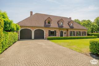 <p><span>Rustig gelegen, ruime landelijke villa te Kalmthout met onder meer leefruimte, bureel, ingerichte keuken, dubbele inpandige garage, berging, 3-4 slaapkamers, 1 badkamer en polyvalente ruimte met uitbreidingsmogelijkheden op een perceel van circa 1.300 m².</span></p><p><span> </span></p><p><span>INDELING</span></p><h4><span>Gelijkvloers:<br />Ruime inkomhal met gastentoilet. Aan de ene zijde bevindt zich een bureel, dat ook perfect kan dienen als slaapkamer. Aan de andere zijde opent zich de ruime leefruimte van ca. 60 m².<br />De leefruimte geniet dankzij de grote raampartijen van een aangename lichtinval en wordt extra sfeervol door de centrale doorkijkhaard. Via de schuiframen loopt u rechtstreeks naar het zuidgerichte terras en de tuin.<br />De halfopen keuken is uitgerust met een oven, koelkast, dubbele spoelbak en gasfornuis. Aansluitend bevindt zich een praktische berging.<br />Verder beschikt het gelijkvloers over een badkamer met dubbele wastafel, ligbad en toilet, een aparte wasberging met aansluitingen voor wasmachine en droogkast en een ruime dubbele inpandige garage.</span></h4><h4><span>Eerste verdieping:<br />De open vide met massief houten trap brengt u naar de eerste verdieping en geeft toegang tot 3 slaapkamers en een polyvalente ruimte. Deze laatste biedt tal van mogelijkheden en kan, na verdere afwerking, worden ingericht als een ruime master suite met een eigen badkamer en dressing.</span></h4><p><span>Tuin:</span></p><p><span>De prachtige tuin is volledig omheind, geniet veel privacy en is voorzien van een zonnig terras.</span></p><p><span>Verder is er voldoende parkeergelegenheid vooraan de woning.</span></p><p><span> </span></p><p><span>Pluspunten:</span></p><p><span>-Gebouwd met duurzame en kwalitatieve materialen</span></p><p><span>-Rustig gelegen</span></p><p><span>-Recente CV ketel</span></p><p><span>-Tijdloze bouwstijl</span></p><p><span>-Dubbele inpandige garage</span></p><p><span> </span></p><p><span> </span></p>