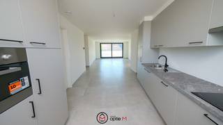 Welkom in residentie 't Streutje, een kleinschalig nieuwbouwproject met 4 appartementen en een handelspand, gelegen in het centrum van Diepenbeek – recht tegenover het gemeentehuis en het bruisende Marktplein. Geniet van rust en comfort, met winkels, horeca en voorzieningen op wandelafstand. <br />Dit project komt in aanmerking voor verkoop onder 6% BTW (onder voorwaarden).<br /><br />Dit appartement op de tweede verdieping biedt alles wat je zoekt:
<ul>
	<li>Een inkomhal met gastentoilet</li>
	<li>Een ruime woonkamer met toegang tot het ruim en zonnig terras</li>
	<li>Een open keuken met aangrenzende berging</li>
	<li>Drie volwaardige slaapkamers</li>
	<li>Twee badkamers, waarvan één met ligbad en toilet</li>
</ul>
Dit BEN-appartement (max. E-peil 30) beschikt over:

<ul>
	<li>Vloerverwarming</li>
	<li>Ventilatiesysteem D</li>
	<li><span>Privé zonnepanelen</span></li>
</ul>
<span>Door dit E-peil krijg je een fiscaal voordeel van 50% korting op de onroerende voorheffing in de eerste vijf jaar. </span><br /><br />Extra toeven:
<ul>
	<li>Privé parkeerplaats achter het gebouw</li>
	<li>Eigen buitenberging</li>
	<li>Uitstekende ligging in hartje Diepenbeek</li>
</ul>
Interesse? Bel ons op 011 23 11 01 of mail naar info@optie-m.be voor een bezoek ter plaatse.<br />(VG - GVV - WG - GMO - GVKR - GVKR)