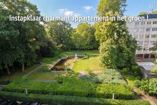Ben je op zoek naar een heel bijzonder appartement, iets met een ziel? En wil je daarenboven graag in een mooi parkdomein aan de stadsrand wonen, met zicht op de vijver en groen? Dan ben je hier aan het juiste adres. Dit sfeervolle appartement is werkelijk een juweeltje. Het werd ingericht met stijlvolle, duurzame materialen, zoals parketvloeren, een prachtige houten keuken met gebrand granieten blad en zelliges, retro stijl radiatoren, een prachtige boog met gesculpteerde wijnrank in arduin in de inkomhal, klassevolle houten deuren enz. De woonkamer is ruim en licht en geniet van veel natuurlijke lichtinval (zuidgericht). Deze vormt samen met de open keuken een mooi en ruim geheel. De badkamer is een oord van ontspanning met het bubbelbad en de prachtige retrokraan. Er zijn 2 slaapkamers op parketvloer.Wasplaats met plaats voor wasmachine en droogkast.De wijnkast in de inkomhal is een mooie extra voor de echte levensgenieter! Beneden een gemeenschappelijke fietsenberging (2x) en een privé berging. Vanuit heel het appartement kijk je uit op de natuur. Toch zit je overal dichtbij: winkelpark met Lidl, Action, Gamma, bakker, slager, Aldi, een Colruyt en een Delhaize. Een broodjeszaak, een brasserie en bushaltes (Antwerpen) zijn op wandelafstand. Vlotte bereikbaarheid naar oprit E 34 Antwerpen - Eindhoven. Er is wandelgelegenheid genoeg in de naburige bossen en langs het kanaal. Extra gratis parkeergelegenheid op het domein. Zeer gunstig EPC - label B (105!!, bijna een A-label!) - Elektriciteit conform. Maak snel jouw afspraak voor dit unieke appartement!
