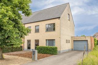 <p>Deze verzorgde en goed onderhouden half open bebouwing is zeer rustig gelegen in een doodlopende straat in een groene en kindvriendelijke omgeving op wandelafstand van het centrum van Zoersel, scholen, winkels en openbaar vervoer. Natuurliefhebbers kunnen genieten van de nabijgelegen wandel- en fietsmogelijkheden, terwijl de belangrijke verbindingswegen richting Antwerpen en de omliggende gemeenten gemakkelijk bereikbaar zijn. Hierdoor combineert deze locatie een rustige woonomgeving met een uitstekende bereikbaarheid.</p>
<p>Inkomhal met vestiaire en gastentoilet in mozaïek. De lichtrijke woonkamer (42m²) op tegelvloer met schuifraam naar het terras sluit naadloos aan op de open keuken met kookeiland. Deze is uitgerust met een vitrokeramische kookplaat, dampkap, dubbele spoelbak, koelkast, diepvries, vaatwasser (2018) en heteluchtoven (2018).</p>
<p>Aansluitend bevindt zich een berging met ingemaakte kasten en aansluiting voor wasmachine en droogkast. De ruime garage (38m²) op tegelvloer beschikt over ingemaakte kasten en een lavabo met achteraan nog een toegangspoort tot de tuin.</p>
<p>Op de eerste verdieping geeft de nachthal op parket toegang tot drie volwaardige slaapkamers (21m², 15m² en 14m²) en de badkamer in mozaïek. Deze is uitgerust met een stijlvol lavabomeubel (2019), ligbad, toilet en inloopdouche. <br /><br />Via een zolderluik bereikt u de ruime zolderverdieping (81m²). Mits het plaatsen van een vaste trap is deze verdieping uitermate geschikt voor het maken van extra slaapkamers.</p>
<p>Buiten geniet u van een mooi aangelegde, volledig omheinde tuin met leilindes die voor extra privacy zorgen. Het zonneterras in bankiraihout en kleiklinkers vormt een ideale plek om te ontspannen of gasten te ontvangen. Achteraan de tuin bevindt zich een gezellige loungehoek onder een overdekt terras, aangevuld met een tuinhuis voor extra bergruimte.</p>
<p>De woning beschikt bovendien over een ruime oprit met plaats voor meerdere wagens.<br /><br /><span>Extra:<br /></span>* Elektriciteit conform<br />* EPC B<span><br /></span>* 33 Zonnepanelen met groenestroomcertificaten ( 5X 350€/ jaar )<br />* Alarm<br />* Elektrische sunscreen slaapkamer<br />* Regenwaterput aangesloten op toiletten, buitenkraan en kraan garage<br />* Kruipruimte<br />* CV op gas 2020<br />* 15cm dakisolatie<br /><br />Stedenbouwkundig uittreksel in aanvraag.</p>
