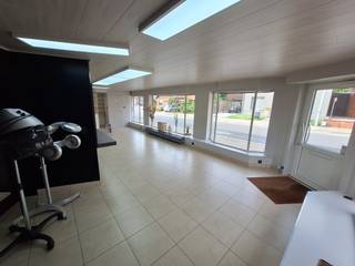 Aan de Smissestraat 41 in Houthulst bieden wij dit handelspand te huur aan. Het pand is ideaal voor wie een eigen zaak wil starten of verder uitbouwen.<br />Het pand heeft een grote open ruimte van zo'n 60 m² met veel lichtinval. Daarnaast zijn er een berging en een apart toilet. De ruimte werd tot nu toe gebruikt als kapsalon, maar leent zich ook voor andere doeleinden, zoals een winkel, een kantoor of een praktijkruimte.<br />Het pand heeft een EPC-label C, met een energiescore van 285 kWh/m² per jaar.<br />De huurprijs bedraagt €425 per maand. Het pand is vrij vanaf 1 november 2026.<br />Op zoek naar een lichtrijke, flexibel inzetbare handelsruimte in Houthulst tegen een betaalbare huurprijs? Neem dan gerust contact met ons op voor een bezoek ter plaatse, via 051 49 49 11!<br />