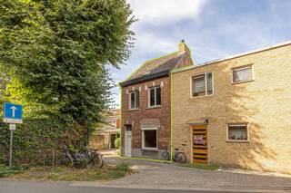 Te renoveren woning met opslagruimte in een rustige woonwijk in MechelenDeze woning net buiten het centrum biedt niet alleen een gezellige...