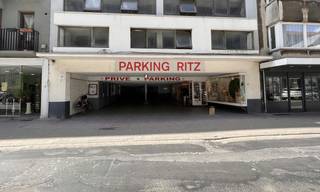 Deze garagebox te huur is gelegen in een heel veilig complex centrum Oostende - box 187. Naast de Oude Post. Enkel toegang mogelijk met sleutelkaart.<br /><br />Ben je geïnteresseerd in dit pand te huur in Oostende? Ga naar de website www.dewaele.com, klik op het pand dat je wenst te huren. Via de rode knop "vraag je bezoek aan" vragen we u kort een profiel in te vullen. Daarna nemen we contact op voor een bezoek. Telefonisch kunnen er geen afspraken gemaakt worden.<br />