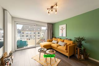 Op zoek naar een instapklaar duplex appartement op een rustige, maar centrale ligging? Dan is dit verzorgd appartement in een goed onderhouden residentie uit 2008 zeker een bezoek waard. Dankzij de praktische indeling, twee terrassen en de mogelijkheid om een garagebox aan te kopen, is dit een ideale woonst voor zowel eigen bewoning als investering.<br /><br />Op de tweede verdieping bevindt zich de inkomhal met gastentoilet, een lichtrijke woonkamer en een volledig uitgeruste keuken met aansluitende berging. Vanuit de leefruimte bereikt u het ruime terras aan de achterzijde, dat geniet van een zonnige zuidoostoriëntatie. Hier kunt u in alle rust genieten van de zon, terwijl het tweede terras voor extra buitenruimte zorgt.<br /><br />De derde verdieping omvat twee volwaardige slaapkamers en een verzorgde badkamer.<br /><br />Het appartement is rustig gelegen in een aangename woonomgeving, op wandel- en fietsafstand van het centrum van Gistel. Winkels, supermarkten, scholen, horeca en andere dagelijkse voorzieningen bevinden zich vlakbij, terwijl u dankzij de vlotte verbindingen snel de omliggende steden, gemeenten en de autosnelweg bereikt. Deze combinatie van rust, bereikbaarheid en een gunstige ligging maakt dit appartement extra aantrekkelijk.<br /><br />Met een bewoonbare oppervlakte van 96 m², een conforme elektrische installatie, een EPC-label C (209 kWh/m² jaar), een lift in het gebouw en de mogelijkheid om een garagebox aan te kopen, biedt dit appartement alle comfort voor wie op zoek is naar zorgeloos wonen.<br /><br />Interesse? Neem vandaag nog contact op met Justin voor meer informatie of een bezoek ter plaatse via 0474 05 59 25 of justin@immofrancois.be. Heeft u zelf plannen om te verkopen? Contacteer Justin gerust voor een vrijblijvende en professionele waardebepaling van uw eigendom.<br /><br />