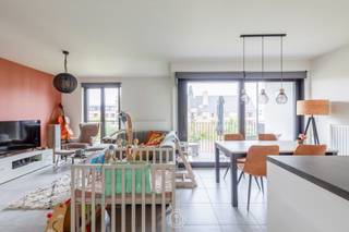 Deze residentie is <strong>uiterst centraal </strong>gelegen in het hart van de stad, maar tegelijk een verborgen parel voor wie ze niet kent. <br /><br />Het appartement bevindt zich op de <strong>tweede verdieping</strong> en is ingedeeld als volgt: inkomhal, lichtrijke woonkamer met aangenaam terras en uitzicht op de parktuin, ingerichte keuken, praktische berging,<strong> 2 slaapkamers</strong>, badkamer voorzien van een inloopdouche en lavabo, alsook een apart gastentoilet. Verder beschikt het appartement over een <strong>ondergrondse autostaanplaats </strong>en een <strong>privatieve kelderberging.</strong><br /><br />Het appartement is onmiddellijk beschikbaar en de huurprijs:<strong> € 975/maand + € 75 vaste kosten.</strong><br />Dankzij het gunstige <strong>EPC-label A</strong> is het appartement bovendien energiezuinig.<br /><em>Verbruik van elektriciteit, water en gas is individueel.</em><br /><br />Interesse in een bezoek?<br /><strong>Stuur een mail naar cvg@claves.be of bel naar 03/502.98.74.</strong>