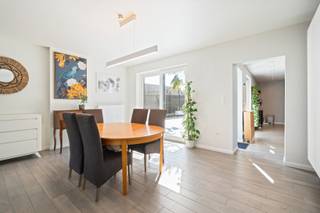 [[ DIT PAND NEEMT DEEL AAN DE ERA OPEN HUIZEN DAG OP 19/9 VAN 13:00 TOT 14:00 ]]
Deze eengezinswoning biedt een bewoonbare oppervlakte van ca. 185 m² en is gelegen op een perceel van ongeveer 298 m², op een gunstige locatie met vlotte verbinding naar invalswegen. Met een EPC-label C, dubbele beglazing en hoogrendementsglas geniet je hier van een goede energieprestatie. De woning is vrij van grote renovatiekosten dankzij de recente vernieuwingen. Bovendien is de woning asbestveilig, wat een extra geruststelling biedt.<br /><br />Via de inkomhal met gastentoilet kom je binnen in de woning. De lichtrijke leefruimte met eetplaats sluit mooi aan op de recent vernieuwde keuken, die uitgerust is met onder andere een kookplaat, dampkap en vaatwasser, en voorzien is van aansluitingen voor wasmachine en droogkast. Op de eerste verdieping bevinden zich 2 volwaardige slaapkamers en een vernieuwde badkamer met ligbad, lavabo en toilet. De zolderverdieping van maar liefst 44 m² (met vernieuwd dak in 2021) biedt een bijzonder interessante meerwaarde: deze ruimte kan eenvoudig worden ingericht als 2 slaapkamers of multifunctionele ruimtes. Momenteel is er reeds één slaapkamer ingericht, maar de oppervlakte en indeling laten perfect toe om verder uit te breiden. Dankzij het aanwezige cabrio Velux-raam geniet de zolder bovendien van veel natuurlijke lichtinval en een open gevoel.<br /><br />Buiten geniet je van een onderhoudsvriendelijke tuin, vernieuwd in 2024, die volledig werd aangelegd als terras. Daarnaast beschikt de woning over een garage met automatische poort en bijkomende bergruimte. Dankzij de ruime oprit is er parkeergelegenheid voor 4 wagens. Indien gewenst kan ook het aanwezige reclamebord behouden blijven (aan de zijgevel). Dit genereert momenteel een opbrengst van ongeveer €1.050 per jaar.