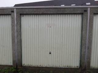 residentie 't PerretjeDeze garage is gelegen in het centrum van Assebroek en is afgesloten met een kantelpoort.www.desmetpoupeyebrugge.beVoor meer...