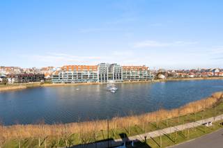Prachtig gerenoveerd appartement met zicht over het Zegemeer te Knokke.<br /><br />Indeling: Inkomhal met vestiaire en gastentoilet. Volledig geïnstalleerde open keuken, eethoek, ruime lichtrijke woonkamer, drie volwaardige slaapkamers met telkens een eigen badkamer.<br />Mogelijkheid tot aankoop van een garagebox in de residentie.<br /><br />Luxueus gerenoveerd appartement! Interesse contacteer ons.