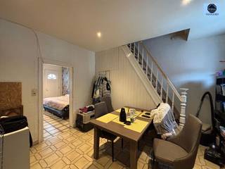 <p><span>OP TE FRISSEN WONING MET 2 KAMERS</span></p><p><span>Richtprijs 180.000 euro</span></p><p><span> </span></p><p><span>Deze woning is rustig gelegen nabij station, winkels en scholen.</span></p><p><span> </span></p><p><span>Beneden treft u de living, eetruimte, keuken en badkamer voorzien van douche, toilet en lavabo.</span></p><p><span> </span></p><p><span>Kelder aanwezig.</span></p><p><span> </span></p><p><span>Boven zijn er 2 ruime kamers. De zolderverdieping bereikbaar via vaste trap kan dienst doen als 3de kamer.</span></p><p><span> </span></p><p><span>Achteraan is er een leuke tuin met berging.</span></p><p><span> </span></p><p><span>De woning is al voorzien van dubbele beglazing en geïsoleerd dak.</span></p><p><span> </span></p><p><span>Toffe starterswoning!!</span></p><p><span> </span></p><p><span>Voor info of bezoek bel Dylan op 0489/54.69.99 of mail naar <span>dylan@svena.be</span></span></p><p><span> </span></p><p><span> </span></p><p><span>Deze gegevens zijn louter informatief en wij kunnen niet aansprakelijk gesteld worden voor eventuele onjuistheden.</span></p><p><span>De bewoonbare oppervlakte is slechts indicatief.</span></p><p><span> </span></p>