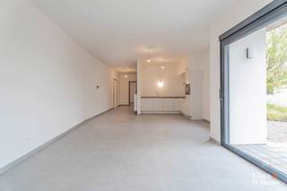 Bij het betreden van dit appartement bevindt de leefruimte zich aan de rechterzijde, met een grote schuifdeur die zorgt voor veel natuurlijk licht en directe toegang tot het terras. De open keuken sluit naadloos aan op de leefruimte, wat zorgt voor een aangenaam, open gevoel. Verder beschikt het appartement over een praktische berging, een badkamer met douche en één ruime slaapkamer van 14 m².
Dit energiezuinige appartement is ideaal voor alleenstaanden, jonge koppels of ouderen die op zoek zijn naar comfortabel en onderhoudsvriendelijk wonen, met alle nodige voorzieningen binnen handbereik.