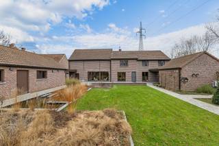 <p>Voor meer info of een bezoek, bel <strong>054 69 39 37</strong> - Ontdek deze bijzonder charmante en karaktervolle hoeve op <strong>1,56 ha grond</strong>, waar ruimte, comfort en veelzijdigheid samenkomen. Met maar liefst <strong>571 m² bewoonbare oppervlakte</strong> geniet u hier van een uitzonderlijke woonbeleving. Het hoofdgebouw uit <strong>1950</strong> werd in <strong>2000</strong> volledig gerenoveerd met behoud van de authentieke charme. In <strong>2007</strong> kwamen er bijkomende bijgebouwen bij, ideaal om wonen, werken en ontspannen te combineren. Het aparte <strong>wellnessgebouw</strong> met <strong>binnenzwembad en jacuzzi</strong> biedt het hele jaar door pure ontspanning. Voor dieren- en paardenliefhebbers is er een <strong>stalgebouw met 3 stallen (mogelijkheid tot 4)</strong>, zadelkamer, <strong>gedraineerde paddock</strong>, inloopstal en kwalitatieve houten omheiningen rond de uitgestrekte weides. Extra aangrenzende weiden kunnen eventueel worden aangekocht. Binnenin beschikt de hoeve over <strong>4 ruime slaapkamers</strong>, een <strong>dressing</strong>, <strong>2 badkamers</strong> en een lichtrijke, praktische indeling met tal van <strong>flexibele ruimtes</strong>. Extra troeven zijn onder meer een <strong>wijnkamer</strong>, <strong>garage</strong>, <strong>werkplaats</strong> en een <strong>gunstig EPC-label D</strong>. Bovendien is de <strong>afbraak van de hoogspanning gepland in 2026</strong>, wat de toekomstwaarde aanzienlijk verhoogt. Dankzij de vele volumes en bijgebouwen is deze eigendom uitermate geschikt voor <strong>B&amp;B</strong>, <strong>vrije beroepen</strong>, <strong>kangoeroewonen</strong>, <strong>wellnessactiviteiten</strong> of andere uitbreidingsmogelijkheden. Een unieke kans voor wie ruim, rustig en veelzijdig wil wonen in een prachtige landelijke omgeving. (Maatregelen opgenomen in het maatregelenregister: nee)</p>