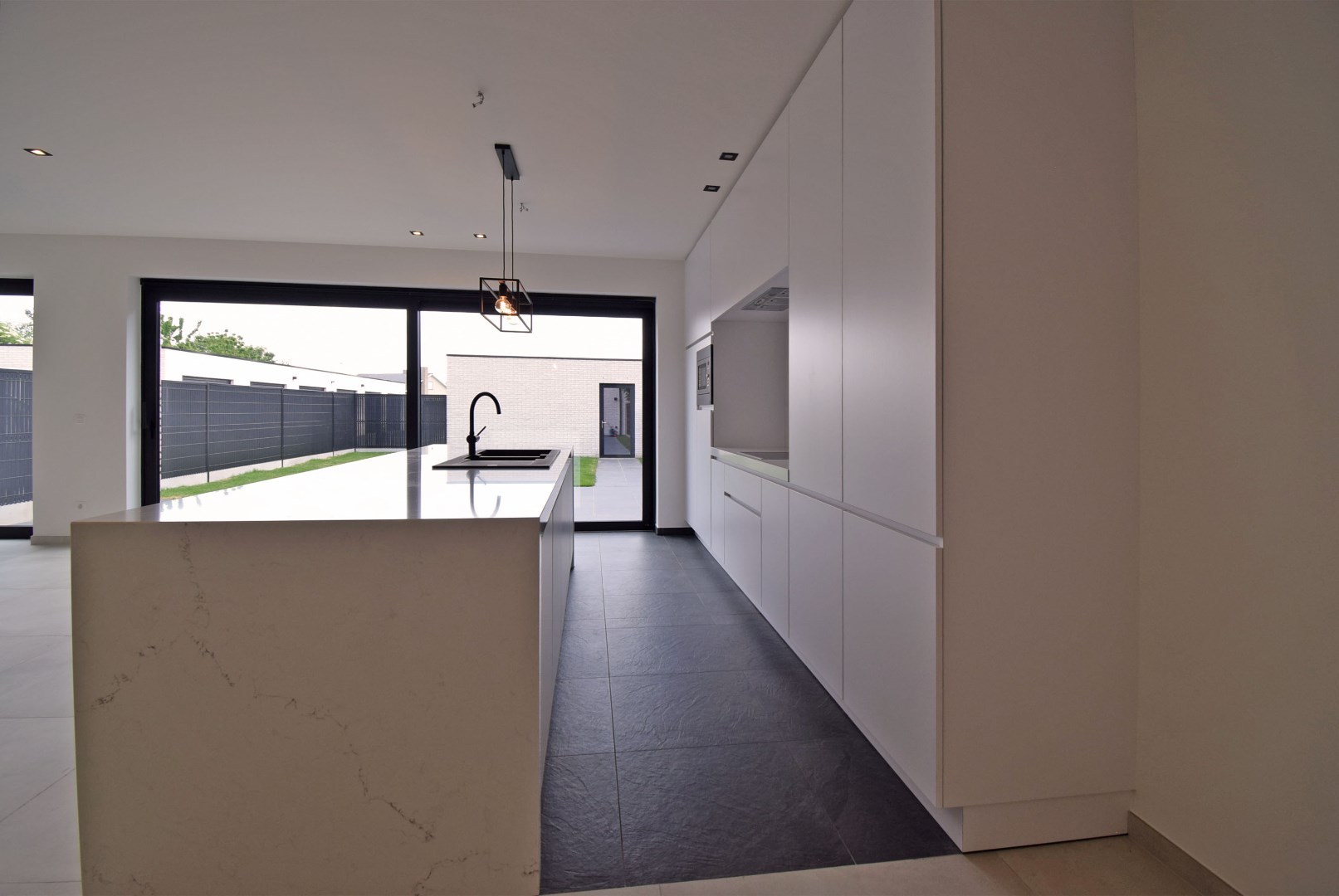 INSTAPKLAAR GELIJKVLOERS APPARTEMENT - foto 4