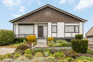 Voor meer info en foto’s, surf naar www.swevers.be – Deze open bebouwing aan Nieuwstraat 66 in Heusden-Zolder biedt een mooie kans voor wie op zoek is naar een renovatieproject met potentieel. De woning, gebouwd in 1970, beschikt over een bewoonbare oppervlakte van 198m² en staat op een perceel van 720 m². Binnenin vindt u een functionele indeling met een inkomhal, een lichtrijke woonkamer van 27,51 m² en een aansluitende keuken van 14,84 m². De keuken geeft toegang tot het terras, wat zorgt voor een aangename verbinding met de tuin.<br />Op het gelijkvloers bevinden zich drie slaapkamers van respectievelijk 13,91 m², 9,90 m² en 7,08 m², die flexibel kunnen ingericht worden. De centraal gelegen badkamer is bereikbaar via de hal. De woning beschikt daarnaast over een kelder van 25,12 m² met meerdere bergingen en een inpandige garage van 21,56 m².<br />De tuin is noordoost georiënteerd en biedt voldoende ruimte voor ontspanning of tuininrichting. Gelegen in een rustige buurt met een goede bereikbaarheid: snelwegen op 2,5 km, openbaar vervoer op 1,3 km en winkels en ontspanning vlakbij. Een interessante opportuniteit om een woning volledig naar eigen smaak te renoveren. Voor meer informatie, bel 011 255 155. Bron bewoonbare oppervlakte: EPC – verslag.