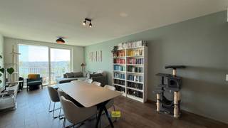 <p>MODERN APPARTEMENT MET PANORAMISCH UITZICHT IN ANTWERPEN</p><p>Dit stijlvolle appartement van 77m² bevindt zich in een modern gebouw in Antwerpen en biedt alles wat u nodig heeft voor comfortabel stadswonen. Het pand is gelegen in een recent nieuwbouwcomplex met een uitstekende ligging.</p><p>Het appartement bestaat uit twee slaapkamers, een volledig uitgeruste badkamer en een open leefruimte met keuken. De wooneenheid beschikt over een moderne keuken met voldoende kasten en ingebouwde elektrische apparatuur. De open indeling creëert een naadloze flow tussen de keuken, eet- en woonruimte.</p><p>Een groot hoogtepunt van dit appartement is het panoramisch uitzicht over Antwerpen. Het grote raam trekt veel natuurlijk licht naar binnen en biedt expansieve stadsperspectieven. Het terras is een extra bonus, ideaal om van het uitzicht te genieten en te ontspannen in alle seizoenen.</p><p>De badkamer is modern afgewerkt met witte tegels, een bad met douche en een wastafel met opbergruimte. Verder is er een aparte wasberging voorzien.</p><p>Het gebouw zelf biedt gemeenschappelijke faciliteiten en bevindt zich op loopafstand van voorzieningen, openbaar vervoer en de aantrekkingen van Antwerpen.</p><p>Ondergrondse staanplaats verplicht mee aan te kopen aan €20.000, kelderberging incl. de prijs.</p><p>Dit appartement is perfect voor starters, professionals of iedereen die van stadsleven houdt zonder in te boeten op comfort en moderne voorzieningen.</p><p>Benieuwd? Maak snel uw afspaark op www.immodelaet.be of op 036440088<br /> </p>