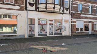 Ben je op zoek naar een verzorgd en praktisch handelspand te koop in Beringen? Dit instapklare kantoor van 104m² (bron EPC), gelegen in de Brugstraat 24/1, combineert een centrale ligging met een doordachte indeling. Ideaal voor wie professioneel wil werken in een toegankelijke en zichtbare omgeving.<br /><br /><strong>Indeling</strong><br />Bij het betreden van het pand kom je terecht in een nette onthaalzone die meteen een professionele indruk nalaat. Het handelspand beschikt over twee afzonderlijke kantoren, perfect voor geconcentreerd werken of individuele consultaties.<br />Centraal in het pand bevindt zich een ruime vergaderruimte, deze open ruimte is ideaal voor teamoverleg, presentaties of klantenontvangst.<br /><br /><em>Keuken &amp; bijkeuken:</em><br />Verder is er een praktische keuken met aansluitend een bijkeuken, handig voor opslag of extra voorzieningen.<br /><br /><em>Sanitair &amp; berging:</em><br />Het pand beschikt over een apart toilet en een bijkomende berging, wat het dagelijkse comfort alleen maar verhoogt.<br /><br /><strong>Troeven</strong>
<ul>
	<li>104 m² kantoorruimte met logische indeling</li>
	<li>Twee aparte kantoren + centrale vergaderruimte</li>
	<li>Natuurlijke lichtinval dankzij grote raampartijen</li>
	<li>Instapklaar en professioneel afgewerkt</li>
	<li>Geschikt voor vrije beroepen, diensten of administratie</li>
</ul>
<br />De combinatie van een instapklare staat, een centrale vergaderruimte en meerdere aparte kantoren maakt dit pand flexibel inzetbaar.<br />Perfect voor vrije beroepen, zelfstandigen, consultancy, administratie of dienstverlening die op zoek zijn naar een professioneel kantoor in Beringen.<br />Vastgoedinfo in aanvraag.<br /><br />Zie jij jouw onderneming hier al groeien?<br />Plan vandaag nog je bezoek en ontdek zelf dit handelspand te koop in Beringen.<br />contacteer ons op robby@optie-m.be<br />of bel 0473/36.08.56<br />Wil je weten wat jouw woning of handelspand waard is? Contacteer ons gerust via bovenstaande gegevens.<br />VG – WG – GVV – GMO