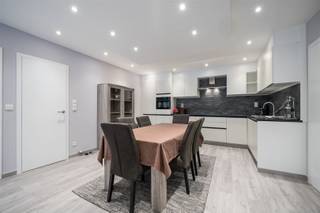 <p><span>Welkom in deze prachtig gerenoveerd appartement gelegen in het hart van Blankenberge! Deze moderne woning beschikt over 2 slaapkamers en 1 badkamer, perfect voor koppels of kleine gezinnen die op zoek zijn naar een stijlvolle en comfortabele woonomgeving.</span></p><p><span> </span></p><p><span>Stap binnen in de ruime open keuken en eetkamer, waar elke maaltijd een feestje wordt. De keuken is uitgerust met hoogwaardige inbouwapparatuur en biedt een strak design met voldoende werkruimte. De eetkamer vloeit naadloos over in de gezellige woonkamer, die baadt in natuurlijk licht dankzij de grote ramen. Hier kunt u heerlijk ontspannen met zicht op de levendige straten van de stad.</span></p><p><span> </span></p><p><span>Beide slaapkamers zijn ontworpen met oog voor detail. De hoofd slaapkamer is licht en ruim, terwijl de tweede slaapkamer perfect is als kinderkamer of extra ruimte voor gasten. Een elegante badkamer met moderne afwerking maakt deel uit van deze uitnodigende woning.</span></p><p><span> </span></p><p><span> Dit appartement heeft voordeel van een fantastische locatie met alle voorzieningen en de kust op loopafstand. Met een gezinsvriendelijke omgeving en volop recreatiemogelijkheden in de buurt, biedt deze woning een ideale balans tussen stedelijk wonen en ontspanning.</span></p><p><span> </span></p><p><span>Mis deze unieke kans niet om te wonen in een van de meest gewilde buurten van Blankenberge! Neem vandaag nog contact met ons op voor meer informatie of om een bezichtiging te plannen.</span></p><p><span>op enkele stappen van het app kan een auto staanplaats worden gehuurd op jaarbasis.</span></p><p><span>Plan een bezoek Bel 050/41.55.50</span></p>