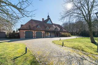 Gelegen in een groene en rustgevende omgeving te Deerlijk, biedt deze unieke voormalige conciërgewoning uit 1953 een uitzonderlijke combinatie van ruimte, karakter en privacy. <br /><br />Met een royale bewoonbare oppervlakte van maar liefst 354 m² en gesitueerd op een indrukwekkend perceel van meer dan 5.000 m², vormt dit eigendom een zeldzame kans voor wie op zoek is naar groots wonen in het groen.<br /><br />Het pand beschikt over een doordachte indeling met onder meer vier volwaardige slaapkamers en een ruime badkamer. De royale leefruimtes bieden tal van mogelijkheden om het interieur naar eigen wens en hedendaags comfort vorm te geven, dit met een prachtig zicht op de rondomliggende natuur.<br /><br />Het absolute kroonjuweel van de woning is het uitgestrekte, privatieve domein dat aanvoelt als een uniek eigen parkgebied. Hier geniet u van volledige rust, volwassen beplanting en een overvloed aan buitenruimte. <br /><br />Een karaktervol en volumineus domein met parktuin, waar privacy en ontspanning centraal staan.