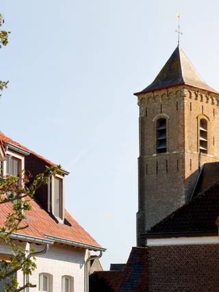 <span>Gelegen in het landelijke Lapscheure, een deelgemeente van Damme, bevindt dit woonproject zich in een rustige en landelijke omgeving. Het erf grenst aan de kerk van Lapscheure en aan drie monumentwoningen die worden gerestaureerd. De combinatie van het rustig landelijke karakter van het dorp, samen met de vlotte bereikbaarheid naar de centrumsteden, Damme en Knokke-Heist, maakt deze ligging zo aantrekkelijk.<br /><br /><strong>Woning 5</strong></span><br />259 m² woonoppervlakte · 279 m² perceel · 4 slaapkamers · 774.600 € (excl. verkooprechten, btw en kosten).<br /><br />De ruimste woning van het tweede volume, met vier slaapkamers, twee badkamers, dressing, apart toilet en technische ruimte op de verdieping.<br />Op het gelijkvloers een doorlopende leefruimte met aparte eet- en kookplaats, gastentoilet, tuin- en fietsberging en inpandige garage. Ruim terras die uitkijkt op de velden.<br />Met een compacter perceel van 279 m² is dit de woning voor wie de ruimte liever binnen dan buiten heeft.<br />Een maximale woonoppervlakte, een tuin die overzichtelijk blijft, en toch datzelfde open zicht over de polders achteraan.<br /><br /><span>De zolder kan perfect ingevuld worden met extra slaapkamer, hobbyruimte of als bergruimte.<br /><br />Heeft u interesse in deze woning? Contacteer ons via 050 60 60 78 of info@immonano.be. </span>