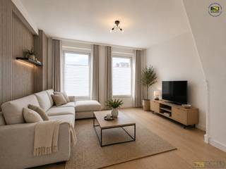 <strong>KNUSSE STARTERSWONING </strong>met een <strong>VERRASSEND RUIME INDELING</strong> te Outrijve (Avelgem). Deze gezellige woning vormt de ideale keuze voor <strong>STARTERS, JONGE GEZINNEN OF INVESTEERDERS</strong> die op zoek zijn naar een <strong>INTERESSANTE OPBRENGSTEIGENDOM</strong>. Op het gelijkvloers geniet u van een aangename zithoek, sfeervolle eetplaats en functionele keuken, aangevuld met een <strong>HANDIGE GROTE BERGING</strong>. Verder beschikt de woning over twee toiletten. Op de verdieping bevinden zich <strong>TWEE VOLWAARDIGE SLAAPKAMERS</strong> en een verzorgde badkamer. De grote zolder biedt bovendien <strong>BIJKOMENDE OPSLAGRUIMTE</strong> of potentieel voor <strong>VERDERE INVULLING ZOALS 2 EXTRA KAMERS</strong>. Dankzij de <strong>CONFORME ELEKTRISCHE INSTALLATIE</strong>, <strong>HOOGRENDEMENTSBEGLAZING</strong>, betonnen gewelven en een <strong>VERNIEUWD DAK</strong>, heeft u reeds een <strong>STEVIGE BASIS</strong>. Deze charmante woning combineert <strong>PRAKTISCHE TROEVEN</strong> met een betaalbaar karakter en vormt een uitstekende opportuniteit voor wie op zoek is naar een instapklare woning of een vastgoedinvestering <strong>MET AANTREKKELIJK VERHUURPOTENTIEEL</strong>.<br /><br />Adres: Heestertstraat 1 te Outrijve (Avelgem)<br /><br />Renovatieplicht van toepassing; P-score: A, G-score: A; Bestuursmaatregelen in maatregelenregister: neen.