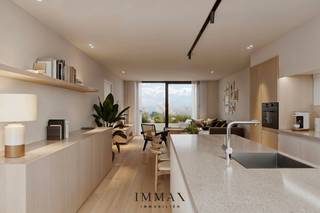 La résidence Bloom, une résidence à petite échelle et de très grande qualité, offre le meilleur des deux mondes : un emplacement idéal au cœur d'Oostkamp, à quelques pas des commerces, des restaurants, des écoles et des voies d'accès, et le calme d'une rue résidentielle tranquille qui sera entièrement réaménagée avec une attention particulière pour les espaces verts et la qualité de vie.<br /><br />Cette résidence comprend 2 espaces commerciaux au rez-de-chaussée et 6 appartements. Chaque appartement sera équipé d'un chauffage au sol et d'une pompe à chaleur individuelle avec panneaux solaires. Chaque appartement dispose également d'une place de parking/carport dans le parking privé en surface et d'un local à vélos commun.<br /><br />Les appartements constituent en outre un investissement intéressant, grâce à leur potentiel de rendement stable et intéressant de plus de 3 % !<br /><br />Disposition de l'appartement 3.2 : entrée dans un salon spacieux et lumineux avec coin repas, salon et cuisine ouverte équipée de toutes les installations nécessaires - débarras attenant à la cuisine ouverte avec buanderie - espace supplémentaire pouvant servir de bureau - terrasse orientée sud de 8,45 m² avec débarras extérieur - hall de nuit avec toilettes - 1 chambre à coucher avec salle de bains attenante équipée d'une douche et d'un lavabo simple - place de parking/carport dans le parking privé en surface.<br /><br />Atouts :<br />- Situation centrale mais calme au cœur d'Oostkamp<br />- Résidence à petite échelle et de grande qualité<br />- Appartements lumineux avec terrasses ensoleillées<br />- Parking privé en surface<br />- Achat possible avec une TVA de 6 %<br /><br />Pour plus d'informations ou une visite sans engagement, contactez Céline au 0476 60 60 23 ou envoyez un e-mail à celine@immax.be