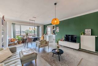 <p>Ontdek dit instapklare en gerenoveerde appartement, centraal gelegen in de Rubensstraat te Turnhout. Dankzij de gunstige ligging bevinden het centrum, winkels, scholen en openbaar vervoer zich op korte afstand. Het appartement beschikt over twee volwaardige slaapkamers en een praktische indeling. Daarnaast geniet het appartement van een handige berging op het gelijkvloers. <br /><br />Indeling:<br /><br />- Inkomhal<br />- Apart toilet<br />- Slaapkamer 1<br />- Slaapkamer 2 met terras<br />- Badkamer<br />- Woonkamer<br />- Eetkamer<br />- Keuken<br />- Aparte Berging<br /><br />Bijzonderheden:<br />- EPC B<br />- Elektriciteit conform<br />- Twee slaapkamers<br />- Gerenoveerd<br />- Terras<br />- Berging<br /><br />Mis deze kans niet! Plan snel je bezoek en ontdek dit mooi appartement zelf.<br />04 86 90 59 50<br />toon.vermeiren@albert.immo<br />www.albert.immo<br />Voor alle foto's en interactieve plannen verwijzen wij naar onze website: www.albert.immo</p>