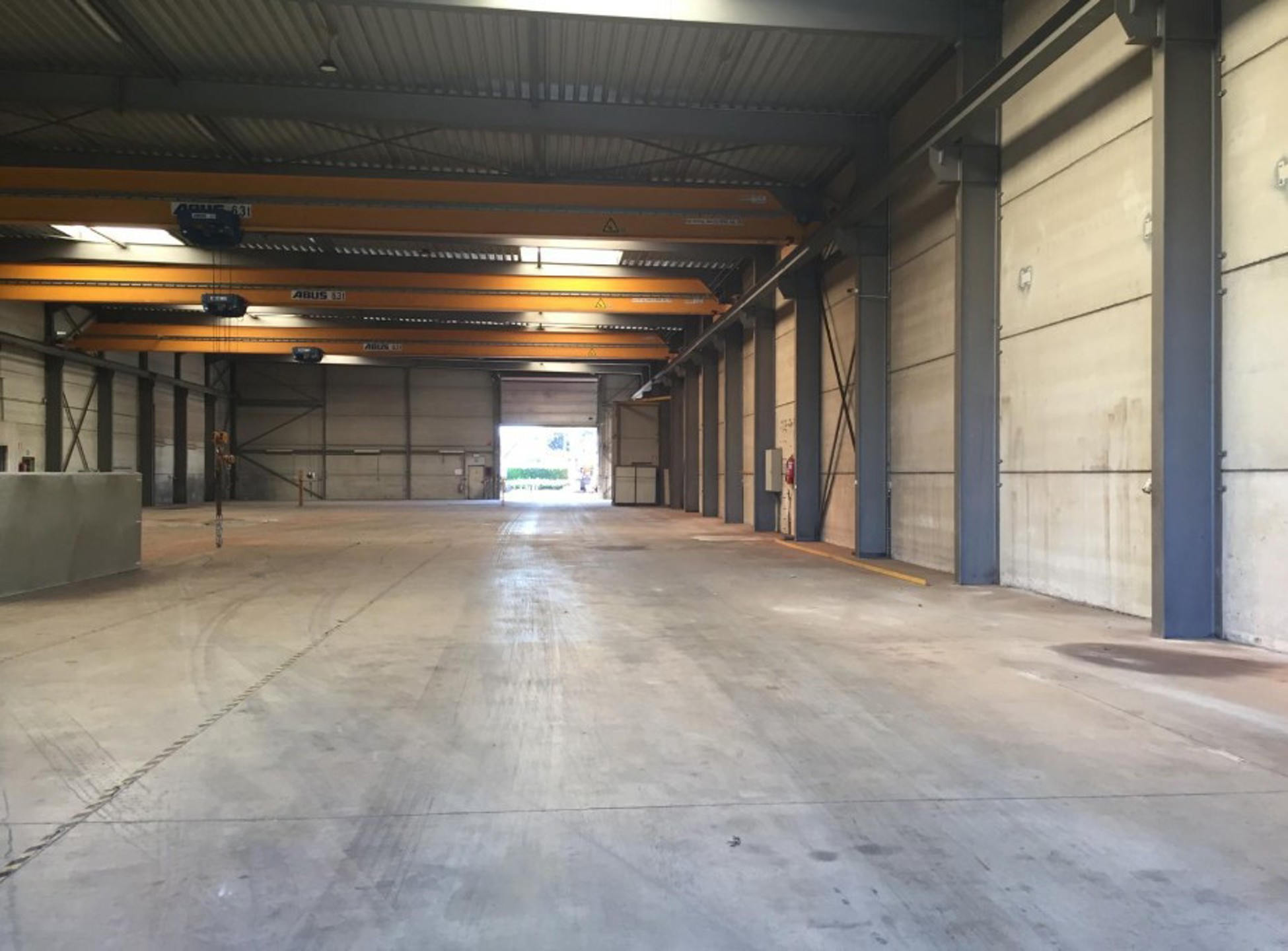 Magazijn 1.375m², hoogte 8m en kantoor 290m² en parking 9 pl - foto 2