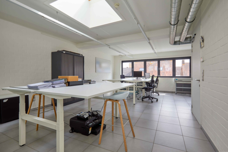 Roeselare-centrum. Trendy kantoorruimte met diensten te huur vanaf 1 persoon op een uistekende locatie. Voor starters of tijdelijke verhuis. - foto 3