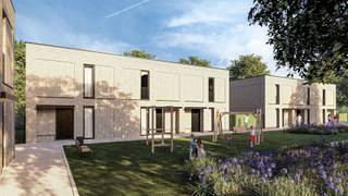 <p><span>Woonproject Pullaire biedt een harmonieuze mix van twaalf appartementen en twaalf woningen, omgeven door een rustgevend groen binnengebied. In Pullaire staat rustig en groen wonen centraal, met het gezellige Ruisbroek binnen handbereik en door een gunstige ligging aan de grotere verbindingswegen, staat u via A12 en N16 zo in Mechelen, Antwerpen of Brussel. Door het gebruik van duurzame technieken heeft elke woonunit een E-peil dat minder of gelijk is aan E10.</span></p><p><span> </span></p><p><span> </span></p><p><span>Woning 0.6</span><span>, halfopen bebouwing met de volgende</span><span> </span><span>de indeling: inkomhal met vestiaire / gasten toilet / ruime leefruimte (37m²) met open ingerichte keuken (3mx2,6m) / op de eerste verdieping: nacht hal / 3 slaapkamers (3,8mx3,7; 3,3mx2,6; 3,3mx2,6m) / badkamer met dubbele lavabo, ligbad en douche / apart toilet / berging</span></p><p><span>Via het schuifraam aan de leefruimte neem je toegang tot het terras (15m²) en de afgesloten privatieve tuin (157m²)</span></p><p><span> </span></p><p><span>Kies je gepersonaliseerde afwerking volgens de ruime budgetten in het lastenboek.</span></p><p><span> </span></p><p><span>De ondergrondse parkeerplaatsen voor je wagen en fietsen, zorgen voor een autovrij woonerf, waar bewoners in alle rust kunnen vertoeven.</span></p><p><span>UPDATE : De bouwwerken zijn gestart</span></p><p><span> </span></p><p><span> </span></p>