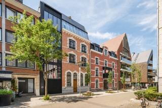 In the center of Hasselt, this exceptional mansion is located: a sublime combination of classical grandeur and contemporary top comfort. The site is part of the historic city center. <br />On this historic location, the existing house was demolished in 2014 and completely rebuilt according to the design of architect Jo Berben. The completion followed at the end of 2016. <br />With a living area of ​​approximately 400 m², an energy label A, and an excellent level of finish, this is a forward-thinking and sustainable city residence where every detail has been carefully considered. <br />This exceptional city residence offers spacious and stylish living spaces spread over multiple floors. The majestic entrance hall with a ceiling height of almost 5 meters, with a guest cloakroom and private walk-in cloakroom, forms an impressive reception. The light-filled living space and high-quality kitchen with cooking island form the heart of the house and create an ideal place to live and entertain guests. <br />The house has a spacious master suite with dressing room and luxury bathroom, supplemented with a comfortable guest room and the possibility to easily create a third bedroom. In addition, the house has a unique, private rooftop terrace that offers a peaceful outdoor space in the middle of the city. <br />On the mezzanine floor, there are two integrated office workspaces with wall-to-wall built-in filing cabinets, ideal as stylish and practical home office space. In the basement, there is also a linen room with wall-to-wall wall cabinets and a spacious fitness room.<br /><br />Extraordinary features <br />⁃ Historic location with timeless architecture <br />⁃ 400 m² of pure luxury and refinement <br />⁃ Absolute privacy with panoramic views <br />⁃ Two bedrooms (possibility of three) <br />⁃ Two bathrooms <br />⁃ Stylishly decorated elevator with continuous glazed ceramic tiles <br />⁃ Indoor garage + possibility of an additional garage box (option) <br />⁃ Energy label A <br />⁃ Air conditioning, heating, and ventilation system <br />⁃ Underfloor and wall heating throughout the entire house <br />⁃ Solar panels <br />⁃ Integrated Bose audio system and design Samsung large screen <br />⁃ Niko Home Automation (also controllable via smartphone) <br />⁃ Alarm and camera system with monitoring center <br />⁃ Fire alarm system <br /><br />A rare offer where urban dynamism, peace, comfort, and luxury harmoniously come together in the beating heart of Hasselt. A house with a story - and a unique place in the history of Hasselt.