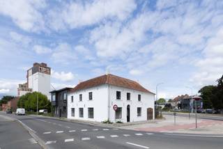 LIGGINGDit handelshuis is gelegen op de Grote Baan 1 in Lievegem, één van de meest zichtbare locaties tussen Gent en Eeklo.INDELINGHet handelshuis...