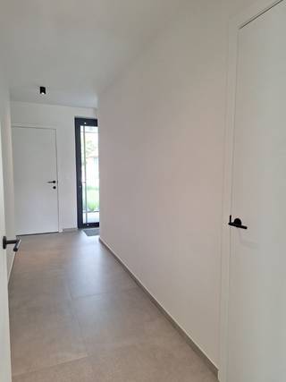 Moderne energiezuinige nieuwbouwwoning te Lummen.<br /><br />Deze halfopen bebouwing is volledig INSTAPKLAAR, zo is ze volledig geschilderd en voorzien van verlichtingsarmaturen. Tevens is er alle modern comfort aanwezig.(o.a. zonnepanelen)<br /><br />De woning heeft een bewoonbare oppervlakte van +/- 150m² en bestaat uit drie slaapkamers, een ingerichte open keuken en badkamer(met inloopdouche), living en een berging. Er zijn ook twee aparte toiletten aanwezig.<br /><br />De tuin is fraai aangelegd voorzien van een tuinhuis en een ruim zonneterras. Tot slot is er ook voldoende parkeergelegenheid om verschillende wagens te stallen.