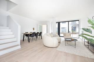 <span><strong>LAEKEN</strong></span> – situé en intérieur d' ilot, nous vous présentons ce splendide duplex 2 chambres de ± 102m² avec belle terrasse orientée Sud-Ouest. Appartement "FUTUR PROOF" répondant aux normes énergétiques d’aujourd’hui. Au 1e étage, grand living avec cuisine super équipée et WC. À l’étage, 2 grandes chambres (± 12m² &amp; 15m²), grande buanderie, salle de bains et WC séparé. Appartement disponible à l’acte avec garantie décennale. Estimation des charges ± 75 €/mois. PEB : B+. Estimation RC : € 1.600. Vendu sous droits d’enregistrements et TVA 21%. Cave (€ 3.000). Parking optionnel (€ 25.000). Visitez maintenant en exclusivité avec Trevi Immo Neuf !