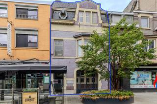 Op zoek naar een pand waar commerciële mogelijkheden en wooncomfort perfect samenkomen? Dit goed onderhouden handelspand met bovenliggende woonst is centraal gelegen aan de Stationsstraat 6, midden in het bruisende centrum van Lanaken. <br /><br /><strong>Handelen en wonen op een centrale locatie in Lanaken</strong><br />Dit veelzijdige handelspand met bovenliggende woonst is gelegen aan de Stationsstraat 6, midden in het centrum van Lanaken. Dankzij de centrale ligging bevindt u zich op wandelafstand van winkels, horecazaken, diensten en andere voorzieningen. Bovendien geniet het pand van een goede zichtbaarheid en een vlotte bereikbaarheid.<br /><br />De combinatie van een commerciële ruimte op het gelijkvloers en een appartement op de verdieping maakt dit pand bijzonder interessant voor ondernemers die wonen en werken willen combineren, maar biedt eveneens mogelijkheden als investering.<br /><br /><strong>Verzorgde handelsruimte met praktische voorzieningen</strong><br />Het handelspand op het gelijkvloers verkeert in een zeer goede en verzorgde staat en is meteen bruikbaar voor verschillende commerciële doeleinden.<br /><br />Het handelspand is voorzien van een open en aangename winkelruimte met etalage. Deze ruimte biedt voldoende mogelijkheden om deze volledig af te stemmen op uw eigen activiteit. Voor extra veiligheid is de voorzijde voorzien van een stevig hekwerk.<br /><br />Verder is er aan de achterzijde van de winkelruimte een atelier of stockageruimte voorzien. De keukenhoek is praktisch ingedeeld en voorzien van een werkblad, spoelbak en opbergkasten.<br />Daarnaast beschikt het handelspand over een eigen afzonderlijk toilet.<br /><br />Tot slot is er een kelderverdieping aanwezig, dewelke gebruikt kan worden voor de opslag van extra materialen. <br /><br />De ruimte kan onder meer dienstdoen als winkel, kantoor, praktijkruimte of andere commerciële invulling, afhankelijk van uw plannen en activiteit.<br /><br /><strong>Wonen boven uw zaak</strong><br />Boven het handelspand bevindt zich een triplex-appartement, waardoor u hier de unieke mogelijkheid heeft om wonen en werken op één locatie te combineren.<br /><br />Het bovenliggende woongedeelte vormt bovendien een interessante meerwaarde voor ondernemers die graag hun zaak en woonst op dezelfde plek hebben, of voor investeerders die op zoek zijn naar een pand met meerdere gebruiksmogelijkheden.<br /><br /><u>Het appartement heeft de volgende indeling: </u><br />Op het gelijkvloers bevindt zich de privé-inkomhal waar u een eerst berging kan terugvinden voor het veilig stockeren van fietsen en/of de gemeentelijke afvalcontainers. <br /><br />Via de vaste trap komt u terecht op de eerste verdieping van het appartement, waar er aan uw rechterkant een vestiaire voorzien is met aansluitend het apart gastentoilet. <br />Wanneer u de inkomhal oversteekt, komt u terecht in de leefruimte van het appartement dewelke onderverdeeld is in een zit- en eethoek. Aan de achterzijde van de woonkamer bevindt zich het terras. De keuken is toegankelijk vanuit de eetkamer. <br /><br />De tweede verdieping is voorzien van drie ruime tot comfortabele slaapkamers waarvan één voorzien van een ensuite badkamer. <br />Verder beschikt deze verdieping over een tweede apart toilet en een tweede badkamer.<br /><br />De derde verdieping is opgedeeld in twee afzonderlijke ruimtes. Eén ruimte doet dienst als praktische wasplaats en technische ruimte. De andere ruimte is ingericht als een apart appartement en beschikt over een keuken met een gezellige zit- en eethoek. Daarnaast is er op deze verdieping een badkamer aanwezig, uitgerust met een douche en toilet.<br /><br />Wat betreft de technische voorzieningen wordt het bovenliggende appartement verwarmd op elektriciteit. Het zaakgedeelte wordt verwarmd op aardgas. Daarnaast is er airconditioning voorzien in het zaakgedeelte en op iedere verdieping, telkens met een afzonderlijke unit.<br /><br /><strong>Alle sterke troeven op een rij</strong>
<ul>
<li>Centrale ligging in het centrum van Lanaken</li>
<li>Goede zichtbaarheid en bereikbaarheid</li>
<li>Verzorgd en goed onderhouden handelspand</li>
<li>Bovenliggend appartement</li>
<li>Ideale combinatie van handel en wonen</li>
<li>Geschikt voor verschillende commerciële doeleinden</li>
<li>Een pand met mogelijkheden</li>
</ul>
Op zoek naar een commerciële ruimte op een centrale locatie in Lanaken, met de extra troef van een bovenliggende woonst? Dan is dit pand zeker het ontdekken waard.<br /><br />Benieuwd naar de mogelijkheden van dit pand? Neem vandaag nog contact met ons op voor meer informatie of om een bezichtiging in te plannen via het nummer <span><strong>089 23 44 22</strong></span> of via <span><strong>info@immoverslegers.be</strong></span><span>.</span>