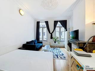 Info: bruxelles.ouest@weinvest.be of 02 315 77 22 <br />Dit vastgoedobject, gelegen aan de Rue Saint-Jean 13, in het historische hart van Brussel, geniet van een toplocatie op drie minuten lopen van het Centraal Station en op een steenworp afstand van de Grote Markt. Deze strategische ligging garandeert een continue vraag naar huurwoningen en een constante leegstand in het hypercentrum.<br />Het gebouw bestaat in feite uit een commerciële begane grond en vier wooneenheden, namelijk drie studio’s van ongeveer 31 m² op de eerste verdiepingen en een duplexstudio onder het dak van ongeveer 30 m² op de bovenste verdieping. Het geheel biedt een onmiddellijk huurrendement en een sterk waardestijgingspotentieel.<br />Op stedenbouwkundig vlak is officieel een vergunning verleend, waarmee de officiële opdeling van de verdiepingen in drie erkende wooneenheden wordt bekrachtigd; de duplex is administratief gekoppeld aan de derde verdieping.<br />Het pand beschikt over een conform elektriciteitsnet en individuele meters. De energieprestaties bedragen een EPC D- (197 en 196 kWh/m² per jaar) voor de eerste twee verdiepingen, D (177 kWh/m² per jaar) voor de derde verdieping en G (591 kWh/m² per jaar) voor de duplex. Volledig dossier en huurovereenkomsten beschikbaar op aanvraag!<br />Mis onze exclusieve aanbiedingen niet op onze website WWW.WEINVEST.BE.