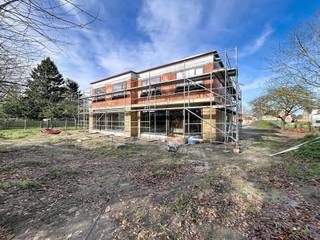 <strong>Kies voor modern, energiezuinig en zorgeloos wonen nabij centrum Wetteren.<br /><br />LIGGING<br /></strong>In een rustige doodlopende straat, nabij de Markt en het gezellige centrum van Wetteren, verrijst een exclusief nieuwbouwproject met slechts 6 woningen in een hedendaags moderne architectuur.<br /><br />Goede verbindingen met de E40 en Brusselsesteenweg brengen u snel naar Gent of Brussel. Daarnaast bevinden winkels, scholen, openbaar vervoer, wandel- en fietsroutes zich allemaal op een steenworp. <br /><br /><strong>(MOBISCORE: 8,3/10)</strong><br /><br /><strong>INDELING <br /><br /></strong>De woning biedt een uitstekende energieprestatie dankzij vloerverwarming via warmtepomp, zonnepanelen en een ventilatiesysteem D. <br /><br />U komt binnen via de inkomhal met vestiaire, een berging, een gastentoilet en toegang tot de leefruimte. <br />Geniet van een lichtrijke leefruimte met open keuken voorzien van kookeiland en ontbijtcorner.<br />Het ruime terras en de tuin vormen het verlengstuk van uw woonkamer, wat de uitzonderlijke woonbeleving bevordert. <br />Hier kan u met vrienden of familie genieten van onvergetelijke momenten die er écht toe<br />doen!<br /><br />Op het verdiep vindt u 3 slaapkamers, een apart toilet, een extra berging en een badkamer. Deze is voorzien van ligbad, douche en een dubbele wastafel. <br /><br /><strong>EXTRA TROEF <br /></strong><br />Deze halfopen bebouwing beschikt over 2 private autostaanplaatsen die inbegrepen zijn in de prijs! <br /><br /><strong>Hier leeft u in alle rust, omgeven door groen en toch dicht bij alles wat telt.<br /></strong><br />Contacteer Kevin: <strong>0476 66 55 50<br /><br /></strong>(Oppervlakten geraamd, sommige foto’s zijn van een referentieproject of zijn renders)