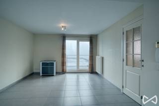 <p>Dit aangename duplex-appartement is gelegen in het centrum van Zwalm, in een kleinschalige residentie bestaande uit slechts twee entiteiten. Centraal gelegen in de nabijheid van winkels, scholen en openbaar vervoer op korte afstand. Bovendien geniet de woning van een vlotte verbinding richting onder meer Zottegem, Oudenaarde en Gent.</p>
<p>Het appartement omvat een <strong>gezellige woonkamer</strong>, een <strong>afzonderlijke keuken</strong>, een <strong>badkamer</strong> en <strong>twee slaapkamers</strong>. De gelijkvloerse ligging zorgt voor een bijzonder praktische toegankelijkheid en maakt het appartement geschikt voor zowel starters, een klein gezin als investeerders.</p>
<p>De kleinschaligheid van het gebouw zorgt voor een aangename en rustige woonomgeving met slechts één andere wooneenheid.</p>
<p><strong>Troeven:</strong></p>
<ul>
<li>Gelijkvloers appartement</li>
<li>Kleinschalige residentie met slechts 2 entiteiten</li>
<li>2 slaapkamers</li>
<li>Praktische indeling</li>
<li>Gelegen in het centrum van Zwalm</li>
<li>Goede verbinding naar Zottegem, Oudenaarde en Gent</li>
<li>Interessant als eigen woning of investering</li>
</ul>
<p><strong>Interesse?</strong><br />Neem vandaag nog contact op voor meer informatie of een bezoek ter plaatse op het nummer 055/ 59 50 10</p>