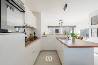 SCHRIJF JE IN VOOR HET EERSTE BEZOEKMOMENT VAN DONDERDAG 8 OKTOBER VIA ONZE WEBSITE<br /><br />Ben jij op zoek naar een moderne en energiezuinige woning met drie slaapkamers en een gezellige tuin in een aangename woonwijk? Gevonden!<br /><br />De uitstekende EPC-score, de lichtrijke leefruimtes, de praktische indeling en de rustige ligging op een boogscheut van winkels en het centrum van Oudenaarde zijn maar enkele van de vele troeven die we hier terugvinden!<br /><br />INDELING:<br /><br />GLV: Je komt de woning binnen via de inkomhal met gastentoilet. Van hieruit heb je toegang tot de lichtrijke living die overloopt in de open keuken en de gezellige zitplaats. Dankzij het grote schuifraam geniet je vanuit de zitplaats van een mooi uitzicht over de tuin. Verder beschikt het gelijkvloers nog over een praktische berging.<br /><br />1eV: Op het eerste verdiep kom je boven in de nachthal. Van hieruit heb je toegang tot drie slaapkamers van 11, 10 en 8 m², een tweede berging, een apart toilet en de ruime badkamer.<br /><br />TUIN: De woning beschikt over een gezellige tuin, ideaal om in alle rust te genieten van de buitenruimte.<br /><br />Lijkt deze moderne en energiezuinige woning wel iets voor jou? Aarzel dan zeker niet en contacteer ons vandaag nog om een bezoek in te plannen!