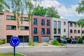 <p><span>Prachtige verder af te werken woning met grote tuin te Kapellen</span></p><p><span> </span></p><p><span>In een rustige </span><span>doodlopende straat</span><span> vlak bij het centrum van Putte (Kapellen), ligt deze </span><span>ruime woning</span><span> die je volledig naar eigen smaak kan afwerken. Met een </span><span>bewoonbare oppervlakte van ca 240 m² </span><span>op een </span><span>perceel van 235 m²</span><span> heb je hier ruimte voldoende.</span></p><p><span> </span></p><p><span>Op het gelijkvloers kom je binnen via een ruime inkomhal. Van daaruit heb je toegang tot de inpandige garage, een aparte traphal, een badkamer of doucheruimte, een praktische berging en een aparte ruimte voor afvalopslag. Achteraan vind je een polyvalente ruimte met zicht op de tuin, perfect als bureau, hobbyruimte of zelfs extra slaapkamer.</span></p><p><span> </span></p><p><span>De eerste verdieping is volledig ingericht als leefruimte. De open indeling zorgt voor een ruimtelijk gevoel, en dankzij de grote raampartijen geniet je hier van veel natuurlijk licht. De leefruimte strekt zich uit over ongeveer 65 m² en geeft uit op een terras van 19 m², ideaal om gewoon even te ontspannen.</span></p><p><span> </span></p><p><span>Op de bovenste verdieping bevindt zich de masterbedroom met ruimte voor een dressing. Verder is er een tweede badkamerruimte, een ruime overloop met lichtkoepel, en nog twee extra volwaardige slaapkamers.</span></p><p><span> </span></p><p><span>Volgende werken werden reeds uitgevoerd in de woning:</span></p><p><span> </span></p><p><span>Alle verdiepingen werden voorzien van vloerverwarming</span></p><p><span>Woning is volledig gechapt.</span></p><p><span>Alle plafonds voorzien van gyprocplaten</span></p><p><span>Alle muren zijn bezet.</span></p><p><span>Er is voorziening voor opvang regenwater + septische putten: keuring is OK</span></p><p><span>Woning voorzien van een warmtepomp</span></p><p><span>Woning voorzien van ventilatiesysteem</span></p><p><span>Woning voorzien van elektrische bekabeling</span></p><p><span> </span></p><p><span>Troeven:</span></p><p><span> </span></p><p><span>Rustige ligging in doodlopende straat nabij centrum Putte</span></p><p><span>Casco woning: volledig naar eigen smaak af te werken</span></p><p><span>Grote leefruimte (65 m²) met veel lichtinval</span></p><p><span>Zuidgericht terras (19 m²)</span></p><p><span>Inpandige garage en polyvalente ruimte met tuinzicht</span></p><p><span>Drie slaapkamers, twee badkamers mogelijk</span></p><p><span>Aankoop onder registratierechten</span></p><p><span> </span></p><p><span>Ben jij geïnteresseerd in deze casco woning te koop in Kapellen, ben je op zoek naar ander vastgoed of wens je de waarde van jouw eigendom te kennen? Dan ben je bij BOLT immo aan het juiste adres! Wij helpen jou graag verder.</span><span> </span></p>