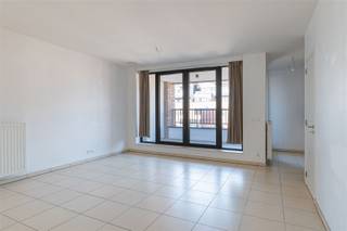 EPC B+, ELEKTRICITEIT CONFORMWelkom in dit charmante appartement van 85 m². Dit fijne appartement biedt alles wat u nodig heeft voor comfortabel wonen in een moderne buurt. Bod vanaf €260.000! (onder voorbehoud van aanvaarding van de verkoper) Het appartement beschikt over twee gezellige slaapkamers. De lichte en ruime woonkamer nodigt uit tot ontspanning en biedt een aangename, huiselijke sfeer. De open keuken is volledig ingericht en is voorzien van moderne apparatuur.Een van de troeven is het gezellige, overdekte terras. Het biedt een aangename plek om te ontsnappen en van de frisse lucht te genieten, met een prachtig zicht op de Erasmus Gardens. De ligging in Anderlecht is ideaal: u bevindt zich in een dynamische buurt met winkels, openbare vervoersmogelijkheden, een ziekenhuis, kinderdagverblijf, snelle connectie met de ring van Brussel, ... . Perfecte combinatie van stedelijk comfort en woongenot!Dit appartement is een uitstekende gelegenheid voor wie op zoek is naar een fijne thuisbasis. Mogelijkheid om de staanplaats apart aan te kopen voor 20.000 euro.