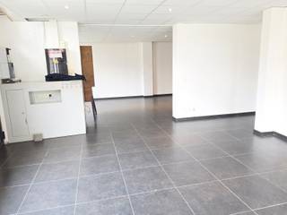 TE HUUR: kantoor- of handelsruimte van 80 m² te centrum Aspelare, bestaande uit een commerciële of kantoorruimte van 75,30 m² en sanitaire ruimte van 5,31 m², gelegen in een hoekpand met goede visibiliteit. De grote ruimte biedt tal van mogelijkheden om deze in te richten volgens de noden van uw activiteit. Verwarming via CV-aardgas, EPC-label 'B'. <br />Interesse? Contacteer ons voor meer info en/of bezoek ter plekke via email: info@denderimmo.be