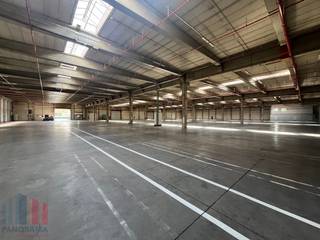 Fantastisch gelegen bedrijfsgebouw met zeer goede visibiliteit langs de E17 te Sint-Niklaas. Op amper 2 km van exit 15 Sint-Niklaas centrum...