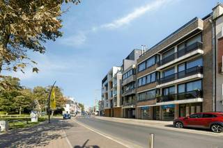 Op een absolute A-locatie in de commerciële Zeelaan, recht tegenover het gemeentehuis van De Panne, bevindt zich dit multifunctionele pand met een totale oppervlakte van 136 m². Dankzij de uitstekende visibiliteit en de flexibele indeling biedt dit pand tal van mogelijkheden voor ondernemers en investeerders.<br /><br />Indeling van het pand:<br /><br />* Winkelruimte (77,13 m²): Ruime en lichtrijke handelsruimte met directe toegang tot de keuken, studio en toilet.<br />* Studio (59,19 m²): Voorzien van een leef- en slaapruimte, badkamer, berging en afzonderlijk toilet.<br />* Keuken &amp; Binnenkoer: Ingerichte keuken die uitgeeft op een gezellige binnenkoer met een praktische achteruitgang.<br />* Kelder: Zeer ruime kelder voor extra opslag.<br /><br />Bijzonderheden &amp; Troeven:<br />Toegankelijkheid: Toegang via de winkelzijde, de gemeenschappelijke delen én een handige toegang aan de achterzijde.<br /><br />Afwerking: Onderhoudsvriendelijke tegelvloer in de winkel en keuken, vinyl in de studio.<br /><br />Voorzieningen: Centrale verwarming op gas (gemeenschappelijke ketel), aansluiting voor wasmachine en droogkast in de kelder, en een gemeenschappelijke fietsenberging.<br /><br />Uitbreidingsmogelijkheden: Mogelijkheid om de handelsruimte uit te breiden met de oppervlakte van de studio (mits vergunning).<br /><br />Contacteer ons vandaag nog voor een bezoek!<br /><br /><br /><br /><br />De eigendom wordt aangeboden via de Power-sale formule. Van 15/10/2026 om 09:00 tot 15/12/2026 om 16:00 kan u het handelspand op afspraak komen bezichtigen en een bod uitbrengen. De vermelde prijs is een instelprijs. Voor meer info, gelieve contact op te nemen met de dossierverantwoordelijke.<br /><br />Bestuursmaatregelen in het maatregelenregister: nee<br /><br />Deze AI-visualisaties zijn bedoeld als inspiratie. Er werd geen rekening gehouden met technische specificaties, stedenbouwkundige voorschriften of de concrete mogelijkheden tot realisatie.