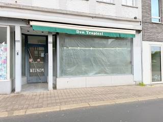 HANDELSRUIMTE VAN ONGEVEER 170 M2<br />geschikt als KANTOOR / WINKEL / VRIJ BEROEP / PRAKTIJK.....<br />eventueel <strong>gelijkvloers appartement van te maken</strong> met tuin <br />Kan gekocht worden zonder achterliggende ruimte <br />EPC F ( doordat er geen verwarming aanwezig is
