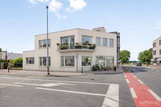 Op zoek naar een woning met karakter én mogelijkheden? Ontdek deze charmante eigendom in de Statiestraat 6 in Zulte. Deze plek ademt nostalgie...