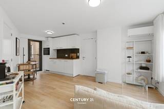 <p>La Sint-Annastraat à Louvain est située dans une zone sans voiture et caractérisée comme une rue pavée avec du caractère et adjacente à l'arrière du bâtiment sur l'eau, la Dijle.<br />Nous vous offrons un bel appartement (rénovation énergétique année '23) avec une surface habitable de 39m² situé sur un terrain de 40ca.Cette unité a une salle de bain très spacieuse et une cuisine entièrement installée avec salle à manger et salle de séjour. La chambre à coucher est fermée et est également adjacente à la terrasse qui donne sur l'eau.<br /><br />Vous souhaitez plus d'informations ou une visite immédiate du site ? Avec plaisir !!! Contactez notre expert en investissement immobilier Jacky : jacky@connect-immo.be - 0495 53 46 49</p>