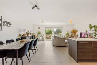 Op een uitstekende locatie te Vremde bevindt zich dit instapklare appartement met zuid-georiënteerd terras. U bevindt zich hier nabij winkels, scholen en het openbaar vervoer.<br /><br />We betreden het appartement via de inkomhal met apart gastentoilet. De lichtrijke leefruimte kan u inrichten met een gezellige zithoek en een aparte eetplaats. De open keuken is mooi geïntegreerd in het geheel en is voorzien van de voornaamste toestellen. Aansluitend aan de keuken bevindt zich de berging/wasplaats. Via de nachthal hebt u toegang tot de twee slaapkamers en een badkamer met dubbele lavabo en douchebad. Op het zuid-georiënteerd terras kan u steeds in alle rust genieten van het mooie weer. Er is een ruime kelderberging en garagebox inclusief. De vaste bijkomende gemeenschappelijke kosten bedraagt €30/maand. <br /><br />Het appartement is beschikbaar van 1/10/2026.<br /><br />U dient een bezoekaanvraag in te dienen via het zoekertje op onze website via de knop "vraag bezoek aan".<br /><br />Dit is een uitstekende opportuniteit als u op zoek bent naar een ruim appartement met 2 slaapkamers en een zuidgericht terras. Contacteer ons voor meer informatie op 0468 25 68 03 of neem een kijkje op www.boonstravastgoed.be . <br /><br />Bijzonderheden:<br />- Garagebox<br />- 2 slaapkamers<br />- Zuid-georiënteerd terras